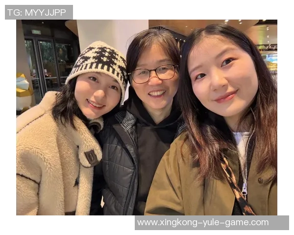 幸福满满的一家人库嫂分享全家福照甜蜜瞬间温馨满溢